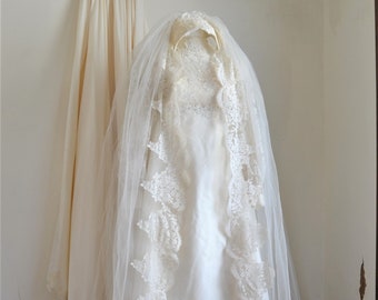 Late 1960s Petite Lace and Tafetta Wedding Gown with Train & Veil Bust 31.5"