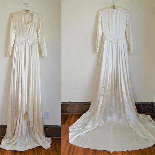 Robe de mariée en satin des années 1940 avec décolleté en cœur et boutons de perles Buste 34"