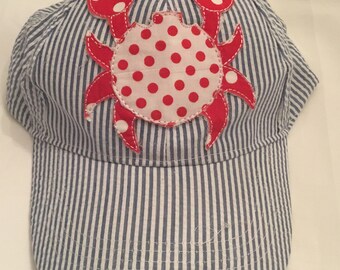 Baseball cap appliquéd with red crab