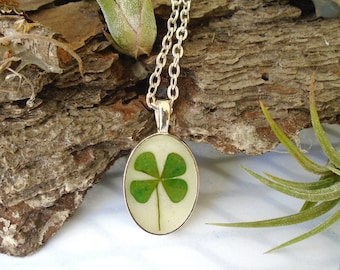 Collar con colgante ovalado chapado en plata irlandesa con trébol de cuatro hojas prensado real de la suerte