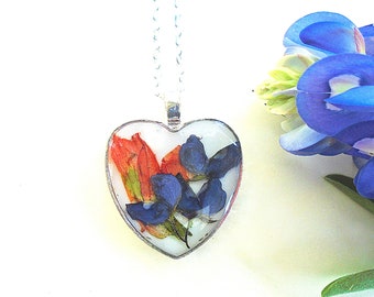 Collar con colgante de corazón chapado en plata con flor prensada real y pincel indio Texas Bluebonnet