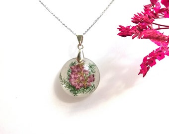 Collar con colgante redondo de flor prensada de plata de ley rosa de brezo y helecho