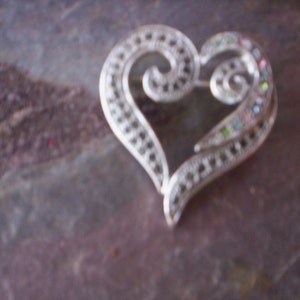 Vintage metal brooch/Sliver brooch/Sliver Heart with rhinestone brooch/Mothers day Brooch pin/Vintage brooch jewelry/Valentine day brooch