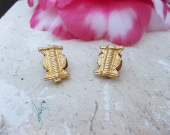 Vintage gold clip on earring/Clip earring/Reused earrings/Vintage clip jewelry/Gold tone clip on earring/