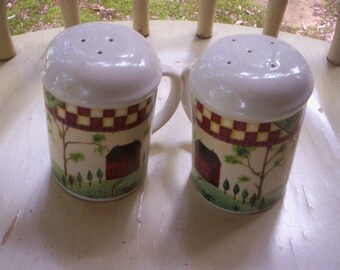 Vintage salt and pepper shaker/Hand painted ceramic salt and pepper shaker/Art salt & pepper shaker/Shabby chic ceramic/Holiday table decor