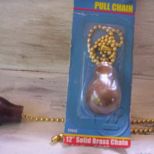 Puede incluir: Una cadena de tiro de madera marrón con una cadena dorada y una cadena de latón macizo de 30,5 cm. El embalaje dice "Pull Chain" y "12" Solid Brass Chain".