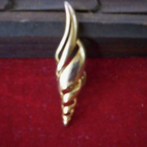 Vintage sea shell pin/beach pin/Reused pin/Vintage jewelry/sea shell pin/Gold tone vintage sea shell brooch pin/Sea shell jewelry