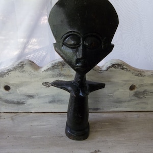 Vintage wood women figurine/Wood folk art/Small Carved Wood/Small Africa wood figurine/Africa woman Statue Ornament Primitive Wood figurine