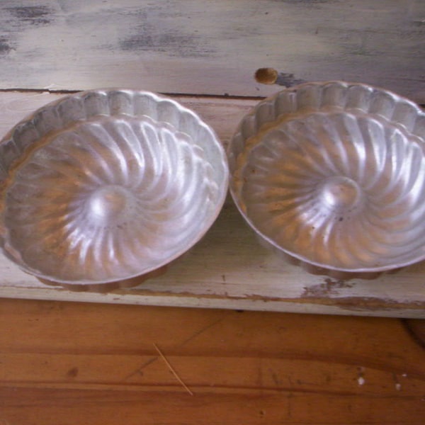 Vintage small baking pan/Metal mold/Small Cake pan Mold/Muffin pan/mold metal pan/Kitchen decor/Vintage pan mold/ cake pan/muffin tin pan