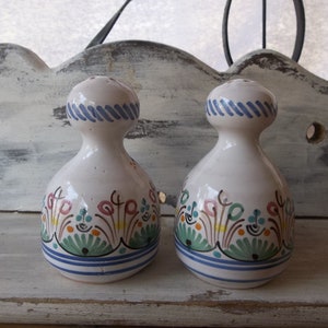 Vintage spring salt and pepper shaker/Hand painted flower ceramic salt and pepper shaker/sal, pimienta shaker/ceramic/Table decor