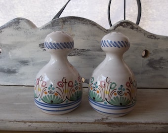 Vintage spring salt and pepper shaker/Hand painted flower ceramic salt and pepper shaker/sal, pimienta shaker/ceramic/Table decor
