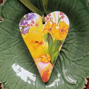 Artículo n.° 31: una ilustración vintage de pollito de Pascua con huevo, corazón colgante, colgador de estante, percha para pomo de puerta, primavera imagen 1