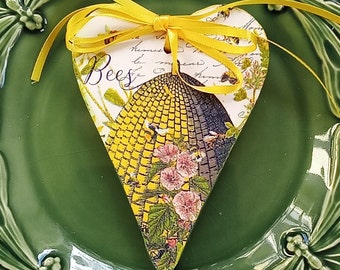 Artículo n.° 32: un corazón con ilustración botánica de abejas, corazón de primavera, corazón de madera, adorno de abejas, abejas