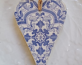Artículo n.° 36: Un corazón de madera decorado con azulejos españoles en azul y blanco, corazón colgante, estante escalonado,