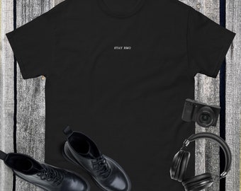 Bleib Emo besticktes T-Shirt | Emo für immer | Still Emo | Älterer Emo| Emo Kleidung | Emo Geschenke | Pop-Punk | Es war nie eine Phase