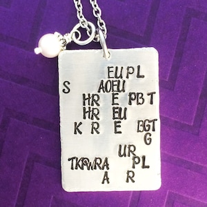 Ein besonderes Geschenk für Stenografen - Diese Halskette ist mit viel Liebe zum Detail handgestempelt