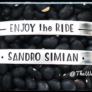 馬用ブレスレット セット - 1 つは名前入り、もう 1 つは「Enjoy the Ride」というフレーズ入り - ギフトのアイデア - 馬 - 乗馬ギフト - ブレスレット