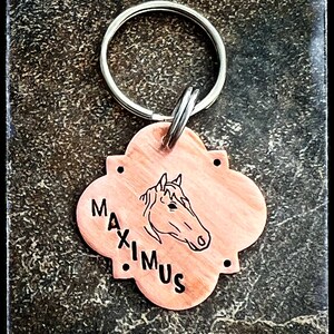 頭絡、手綱、ブラシボックス用のパーソナライズされた銅製の馬の名前タグ - キーチェーン - 馬好き - ギフトのアイデア - クリスマスギフトのアイデア