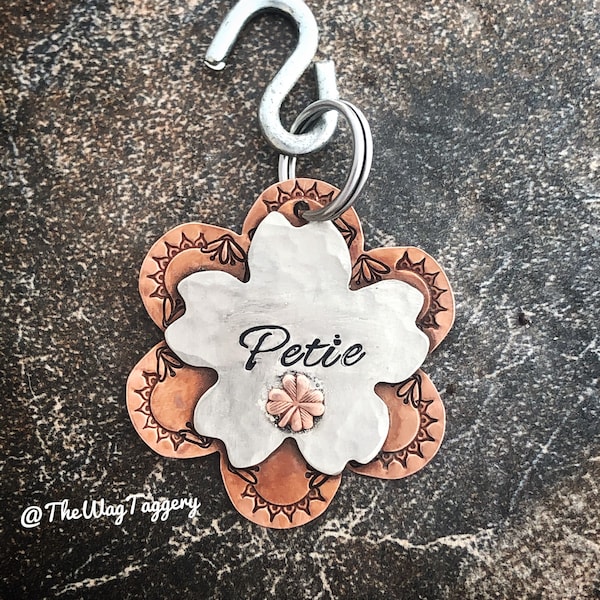 Hübsche Blumen Hundemarke, Kupfer und Silber, Name personalisiert, handgestempelt