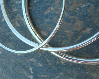 Bracelet jonc rond fil 2,5 mm en argent massif.