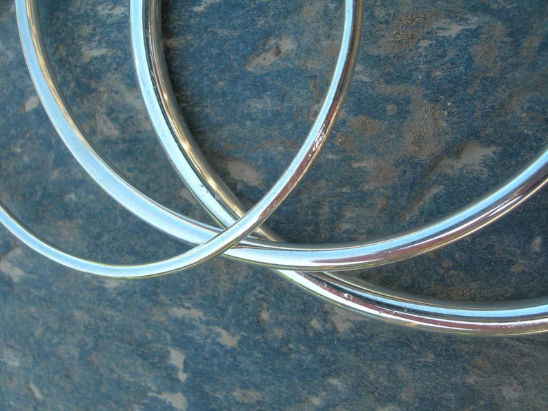 Bracelet jonc rond fil 2,5 mm en argent massif. image 1