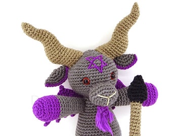 Poupée baphomet metalleux avec guitare au crochet