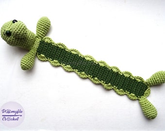 Green turtle Textile bookmark with crocheted light and dark green cotton threads ; reading accessory