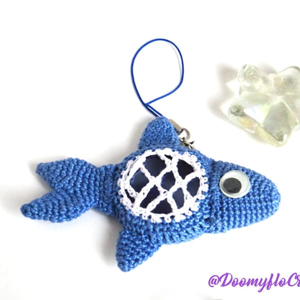 Poisson bleu bijou de sac en coton au crochet et bille plate de verre bleue