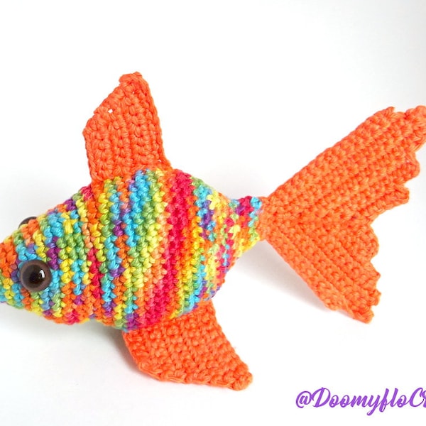 Poisson rouge arc en ciel amigurumi au crochet jouet