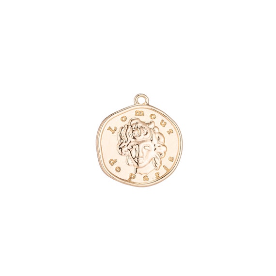 Pendant plated gold Main De Lamour white.
