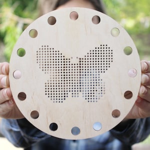 Punto de cruz redondo GRANDE en blanco con mariposa - espacios en blanco de punto de cruz Costura de madera - adorno de Navidad de madera