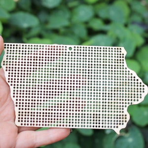Ponto cruz do estado de Iowa - Corte a laser - espaço em branco inacabado - 5,6 polegadas - Mapa de Iowa ponto cruz em branco
