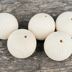 Set aus 5 - 50 mm großen Holzperlen (Holzkugel) 5 mm Loch - natürlich umweltfreundlich - aus Buchenholz