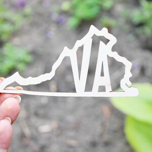 Inscrição de madeira do estado da Virgínia - Corte a laser - branco inacabado - 4,7 polegadas - Texto em formato de mapa da Virgínia