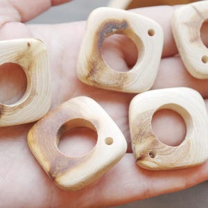 Set of 5 juniper wooden square rings 30 mm - natural eco friendly - kids necklace