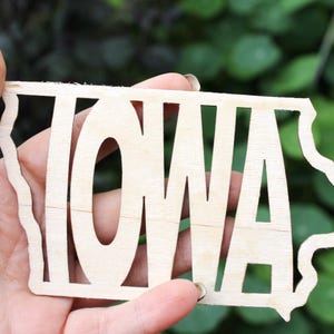 Inscription de l'état de l'Iowa/pendentif/porte-clés/points de croix - Découpe au laser - pièce brute inachevée - Iowa Map Shape