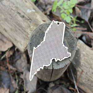 Ponto cruz em branco do estado do Maine - Corte a laser - espaço em branco inacabado - 3,9 polegadas - Mapa do Maine ponto cruz em branco