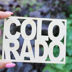 Inscrição do estado do Colorado - Corte a laser - branco inacabado - 3,5 polegadas - Texto em forma de mapa do Colorado
