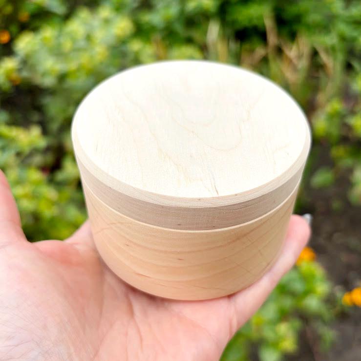 SCATOLA IN LEGNO CON INTARSI IN OTTONE SOLE E LUNA CON STELLE - Gioia d'Oriente
