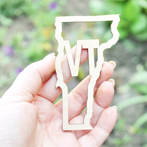 Inscrição de madeira do estado de Vermont - Corte a laser - branco inacabado - 3,9 polegadas - Vermont Map Shape Text