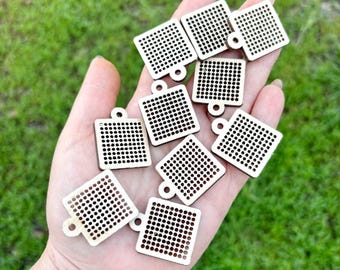 Pequeños colgantes de madera para punto de cruz, ideales para bordar y crear joyas: mini colgantes de madera contrachapada de abedul de 2,5 x 2,5 cm para pendientes, dijes y manualidades.