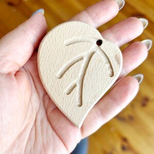 Natural Beech Wood Charms – Smooth Wooden Shapes for DIY Jewelry, Crafts, Sensory Accessories, Teething Necklace, Sling Beads Supplies Leaf big