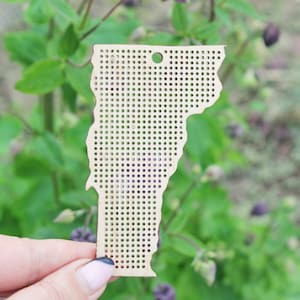 Ponto cruz em branco do estado de Vermont - Corte a laser - branco inacabado - 3,9 polegadas - Mapa de Vermont em branco para ponto cruz