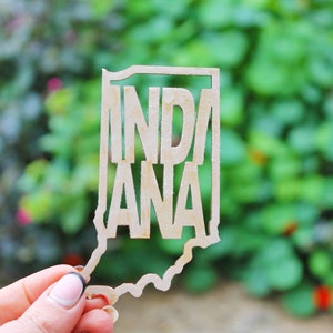 Inscrição do estado de Indiana - Corte a laser - branco inacabado - 4 polegadas - Texto em forma de mapa de Indiana