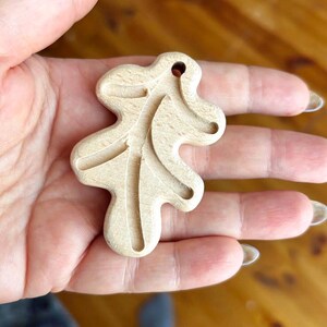 Natural Beech Wood Charms – Smooth Wooden Shapes for DIY Jewelry, Crafts, Sensory Accessories, Teething Necklace, Sling Beads Supplies Oak leaf