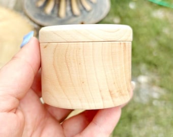 Caja pequeña de madera – 60 mm x 50 mm (2,4 x 2") – Contenedor de almacenamiento de madera de aliso hecho a mano para manualidades, joyas y pequeños objetos – Caja redonda de madera natural