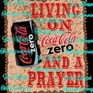 Puede incluir: Un fondo desgastado marrón y beige con un borde rojo. El texto "LIVING ON COCA-COLA ZERO AND A PRAYER" está en rojo. Una lata de Coca-Cola Zero aparece en la imagen.