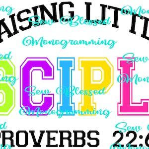 Könnte beinhalten: Ein farbenfrohes Grafikdesign mit dem Text "Raising Little Disciples" in Schwarz und "Proverbs 22:6" in Schwarz. Das Wort "Disciples" ist in großen, bunten Buchstaben mit weißem Rand.