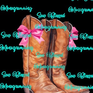 Peut inclure: Une paire de bottes de cow-boy brunes avec des nœuds roses. Les bottes sont décorées du texte "Sew Blessed Monogramming".