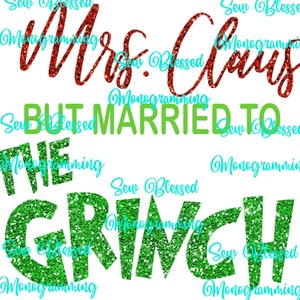Peut inclure: Conception graphique avec le texte "Mrs. Claus BUT MARRIED TO THE GRINCH". Les mots sont en rouge, vert et blanc scintillants. Le design est sur fond blanc.